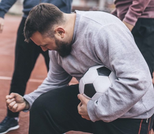 Leistungen Gruppe von Männern spielen Fußball