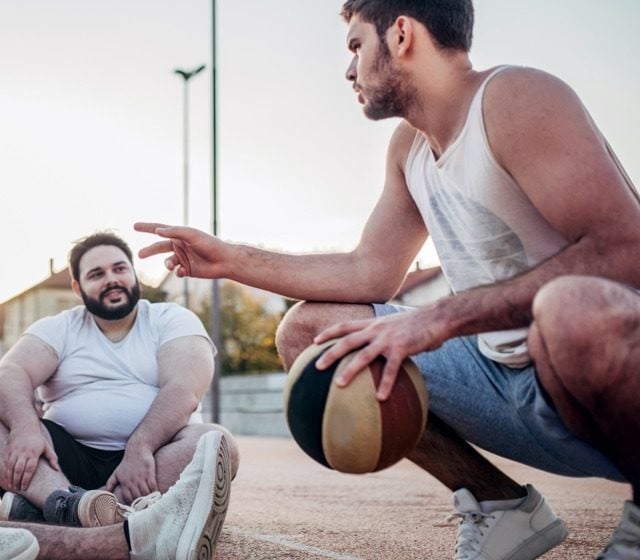 Community Gruppe von Männern spielen Basketball